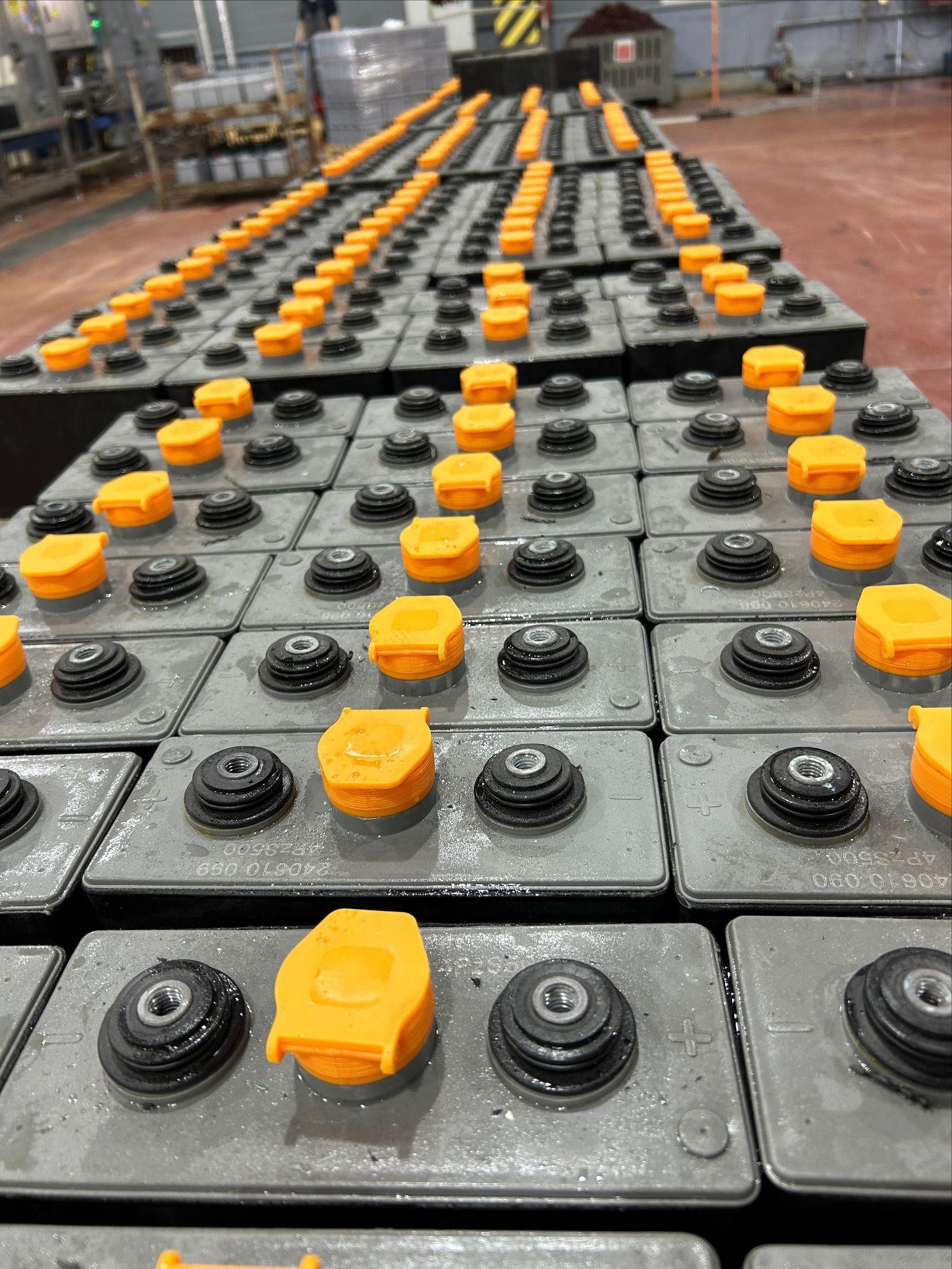 На ООО “Зубр Энерджи” в тестовом режиме запущена линия сборки 2V ячеек тяговых аккумуляторов – PzS - 6